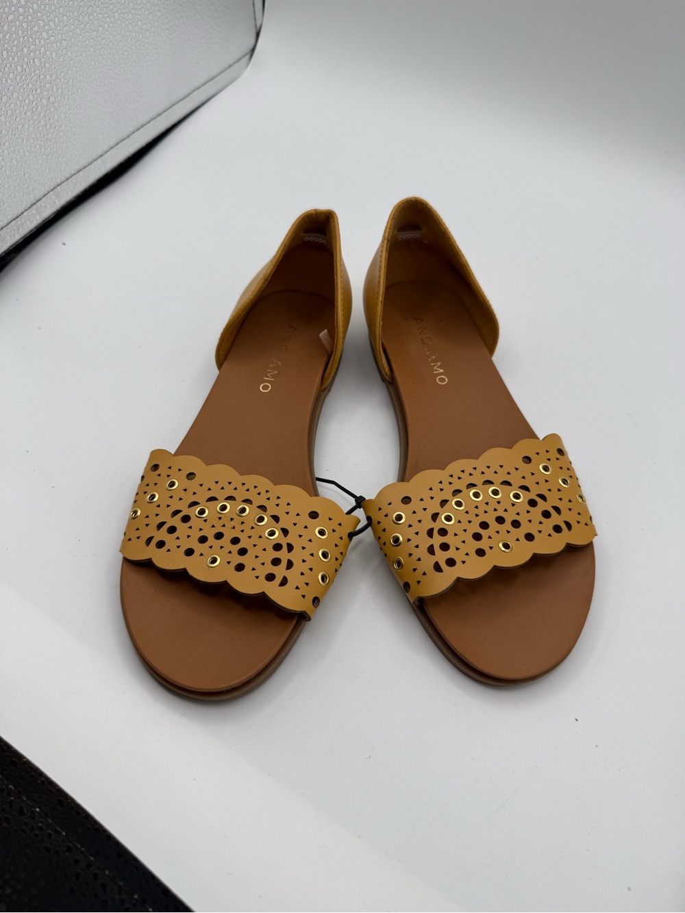 Adiamo Awoody Women’s Yellow Cutout Flats Sz 5.5M